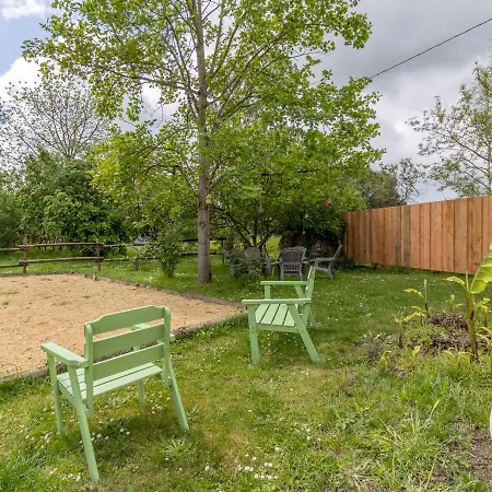 De Groupe Avec Salle De Jeux, Jardin 4000m², Proche Foret De Chandelais Et Zoo De La Fleche