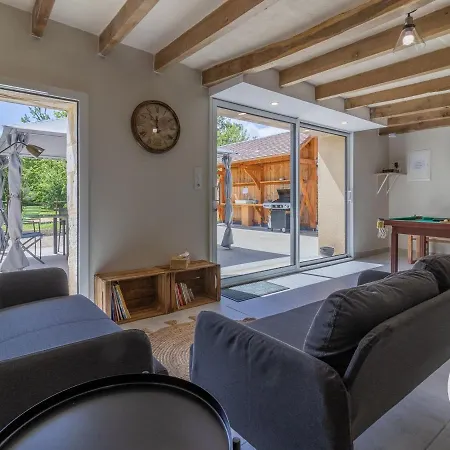 De Groupe Avec Salle De Jeux, Jardin 4000m², Proche Foret De Chandelais Et Zoo De La Fleche - Fr-1-622-56 Vakantiehuis Baugé