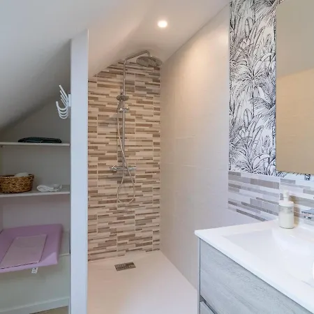 De Groupe Avec Salle De Jeux, Jardin 4000m², Proche Foret De Chandelais Et Zoo De La Fleche - Fr-1-622-56 Holiday home *