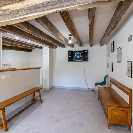 Nyaraló De Groupe Avec Salle De Jeux, Jardin 4000m², Proche Foret De Chandelais Et Zoo De La Fleche - Fr-1-622-56