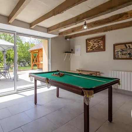 De Groupe Avec Salle De Jeux, Jardin 4000m², Proche Foret De Chandelais Et Zoo De La Fleche - Fr-1-622-56 * Baugé