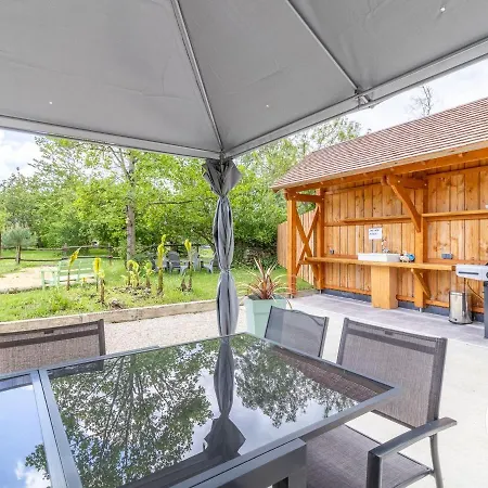 Nyaraló De Groupe Avec Salle De Jeux, Jardin 4000m², Proche Foret De Chandelais Et Zoo De La Fleche - Fr-1-622-56