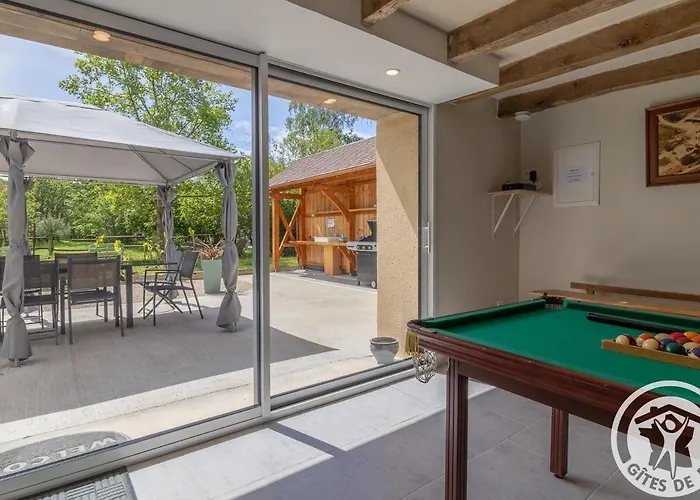 De Groupe Avec Salle De Jeux, Jardin 4000m², Proche Foret De Chandelais Et Zoo De La Fleche - Fr-1-622-56 Vakantiehuis Baugé