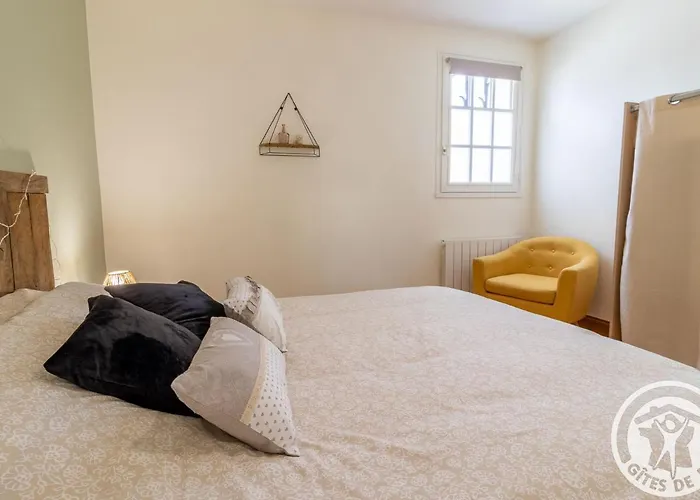 De Groupe Avec Salle De Jeux, Jardin 4000m², Proche Foret De Chandelais Et Zoo De La Fleche - Fr-1-622-56 *